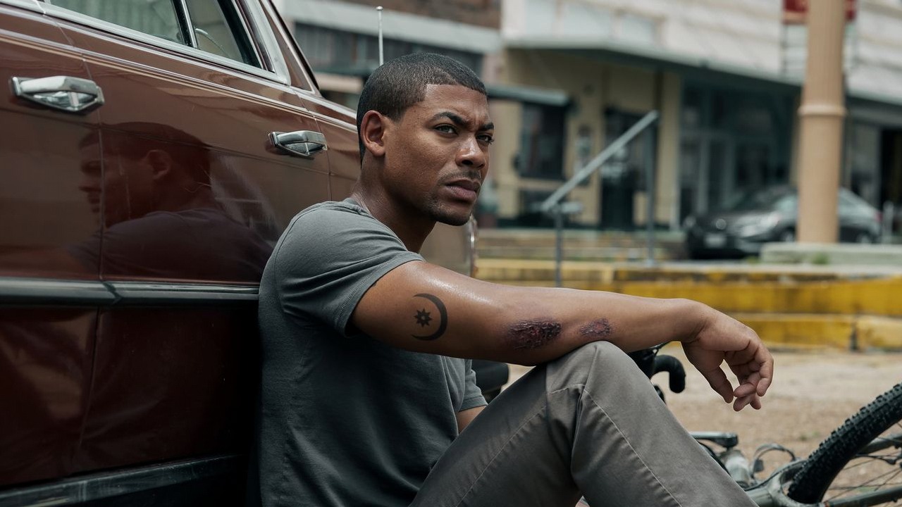 Netflix właśnie wypuścił jeden z najlepszych filmów roku. Rebel Ridge to mocny thriller akcji i antyteza Johna Wicka, źródło grafiki: Rebel Ridge, Jeremy Saulnier, Netflix, 2024.