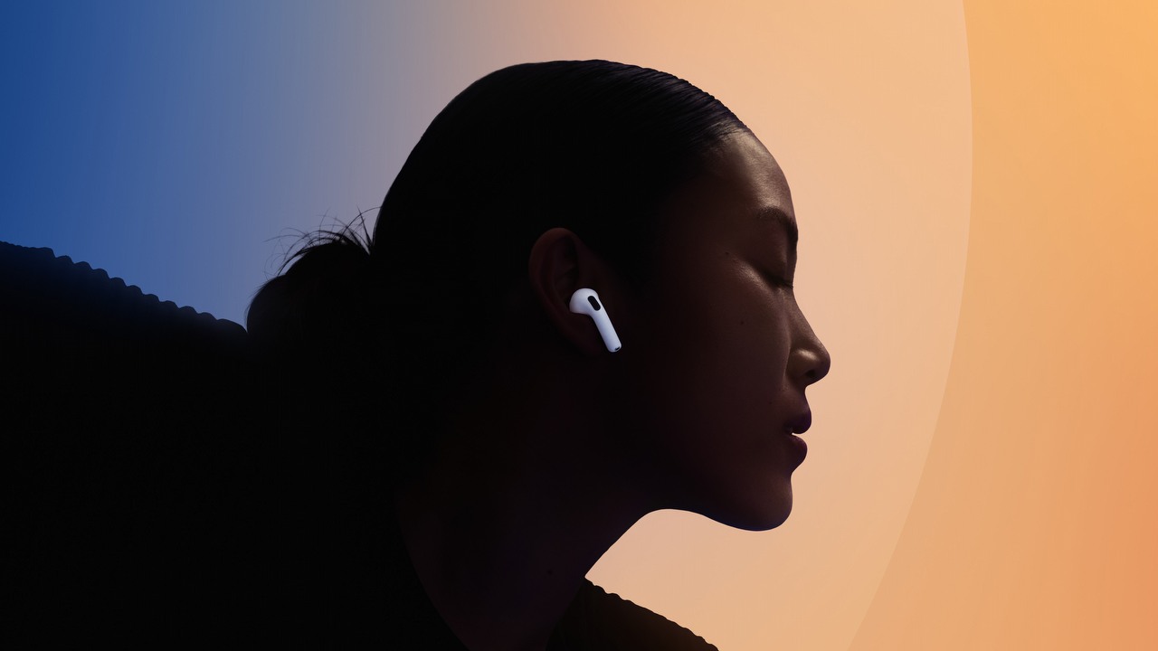Apple AirPods 4, dodatkowe funkcje AirPods Pro 2 i nowe szaty AirPods Max. Producent idzie na całość, źródło grafiki: Apple.