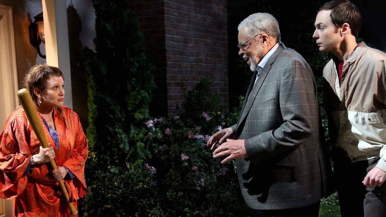 James Earl Jones po raz pierwszy spotkał Carrie Fisher nie na planie Star Wars, tylko Teorii wielkiego podrywu. Aktorzy wystąpili w zabawnej scenie, źródło grafiki: The Big Bang Theory, Chuck Lorre, Bill Prady, Chuck Lorre Productions, 2007.