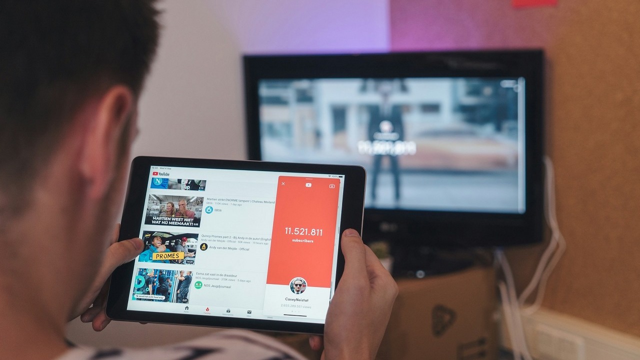 Oglądasz YouTube na telewizorze? Niedługo możesz zobaczyć reklamy, gdy zatrzymasz film, źródło grafiki: Unsplash | CardMapr.nl.