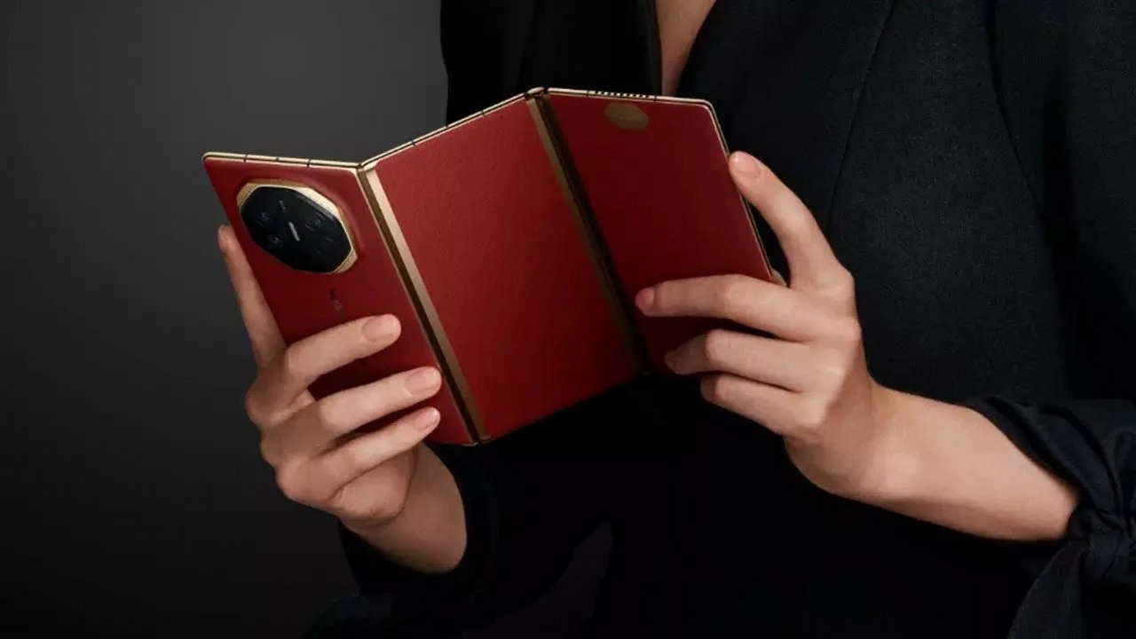 Przerost formy nad treścią? Huawei prezentuje potrójnie składany telefon, źródło grafiki: Huawei.