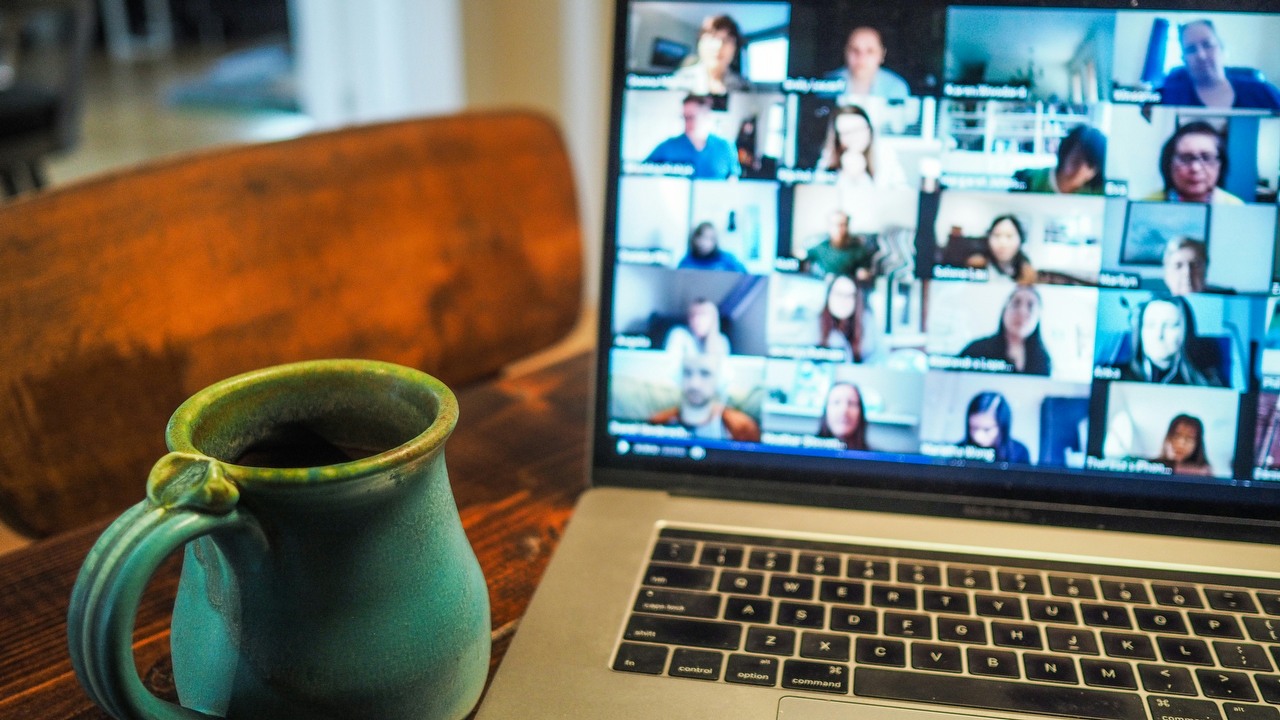 AI w Google Meet pozwala wygenerować podsumowanie spotkania. Teraz funkcja zmierza na telefony, źródło grafiki: Chris Montgomery | Unsplash.