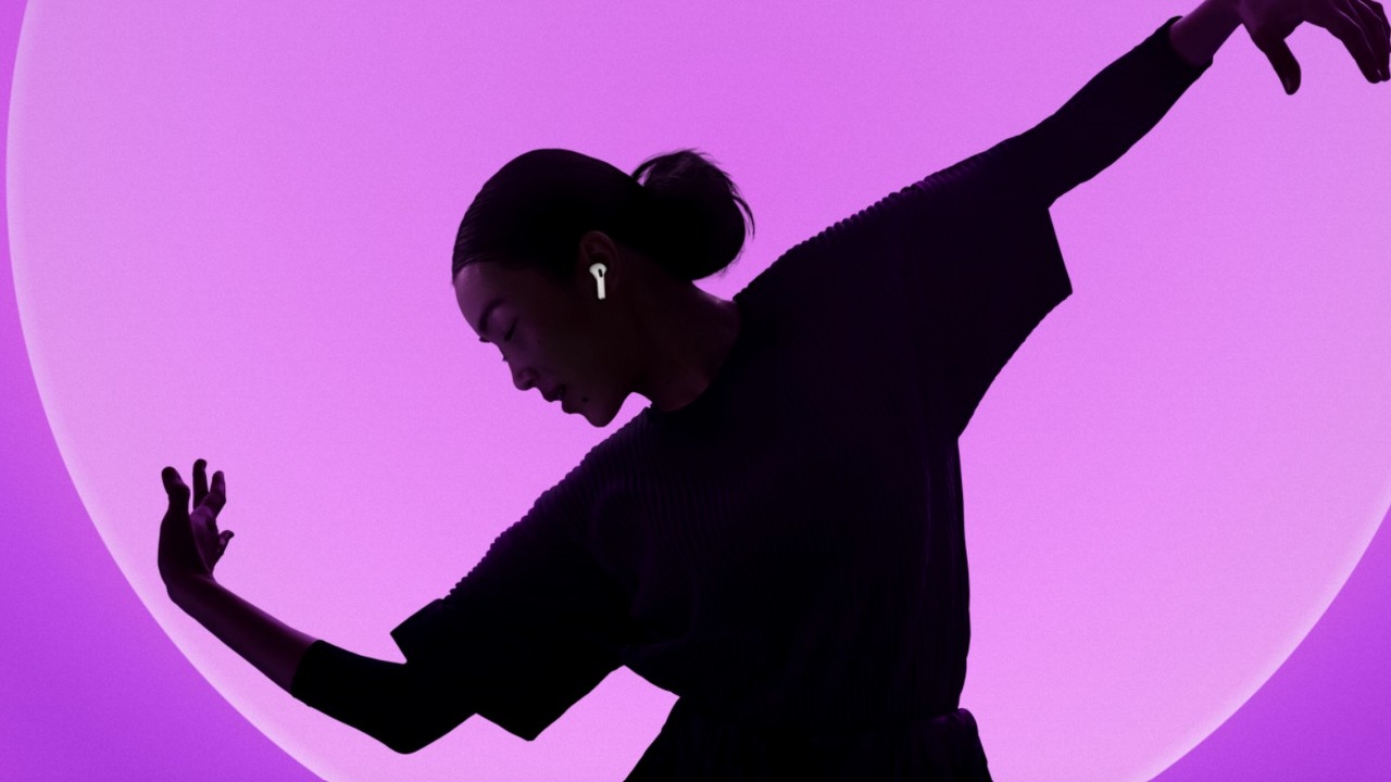 AirPods 4 doczekało się przejścia na USB-C, ale przy zakupie nie dostaniesz kabla, źródło grafiki: Apple.