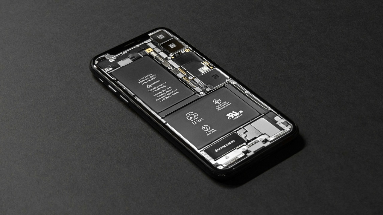 Za wymianę baterii w iPhone 16 Pro zapłacisz więcej niż kosztuje niejeden telefon, źródło grafiki: Tyler Lastovich | Unsplash.com.