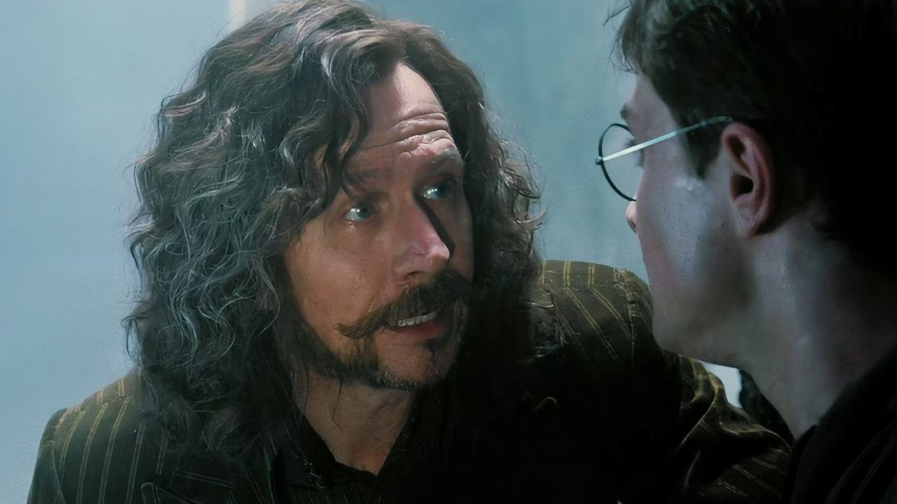 Gary Oldman chce wrócić do Harry’ego Pottera w serialowym reboocie, ale nie w roli Syriusza Blacka. Zdradził, kogo mógłby zagrać, źródło grafiki: Harry Potter i wiezień Azkabanu, Alfonso Cuaron, Warner Bros., 2004.