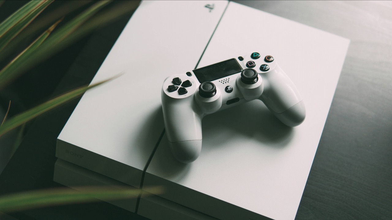 PS5 Pro tchnie nowe życie w Twoje stare gry. Sony obiecuje automatyczne ulepszenia dla tysięcy tytułów, źródło grafiki: Nikita Kachanovsky | Unsplash.