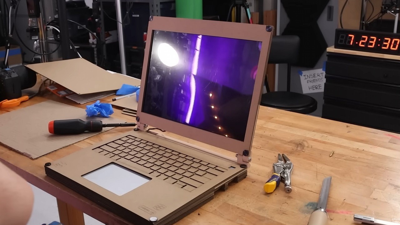 Znudziły Was plastikowe obudowy laptopów? Jest dla nich alternatywa w postaci kartonu, źródło grafiki: Youtube | Evan and Katelyn..