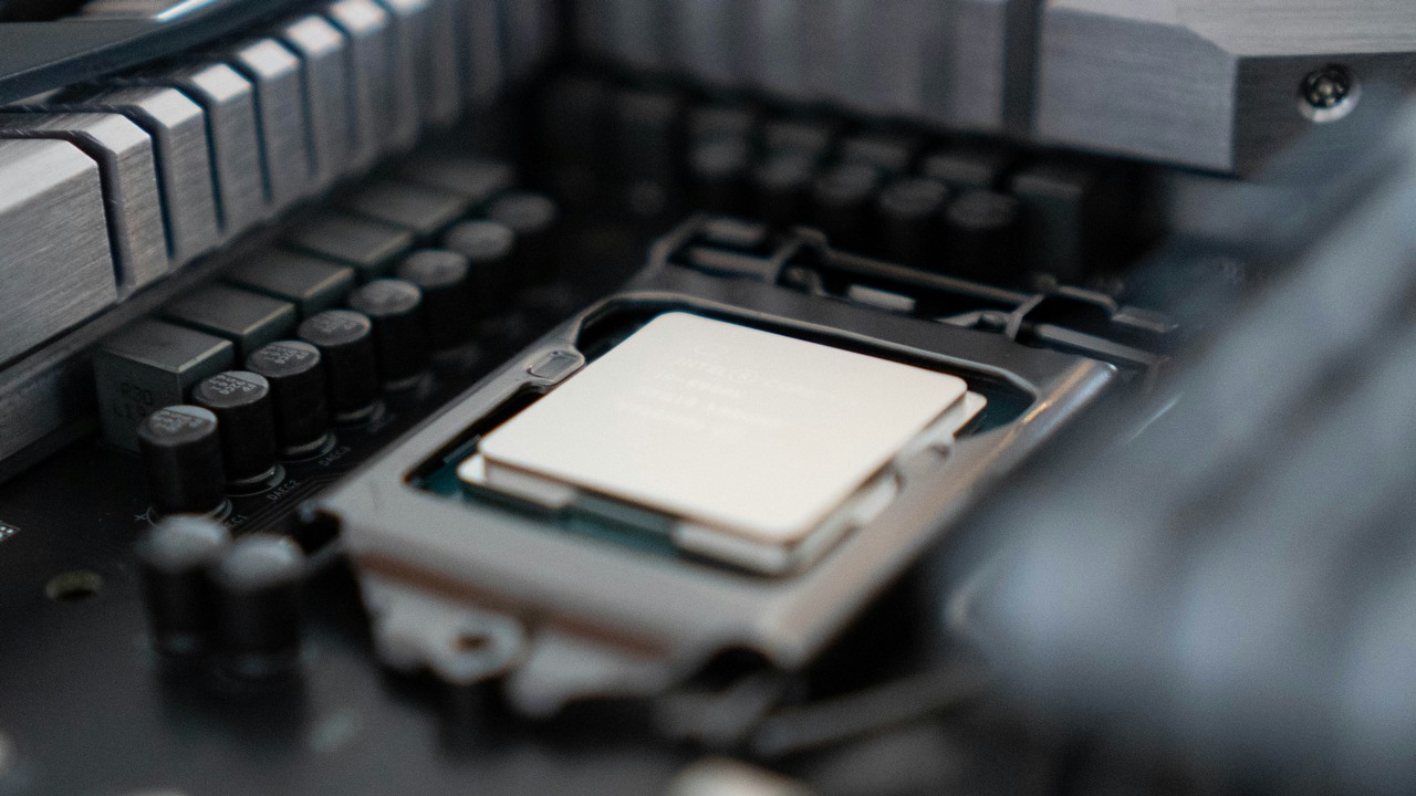 Intel stworzył świetną zintegrowaną kartę graficzną dla pecetów, jest na poziomie GTX 1050 Ti, źródło grafiki: Luan Gjokaj | Unsplash.