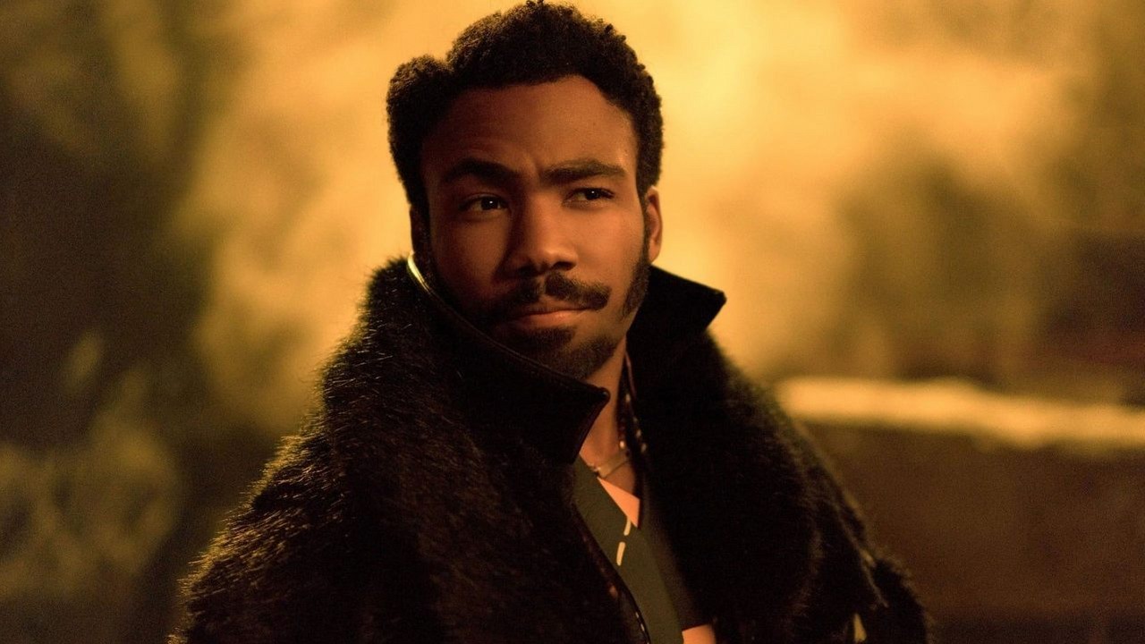 Gwiezdne wojny są „zbyt poważne” zdaniem aktora z Lando. Obiecuje, że spin-off skupiony na ulubieńcu fanów Star Wars wniesie do franczyzy brakującą radość, źródło grafiki: Han Solo: Gwiezdne wojny – historie, Ron Howard, Disney, 2018.