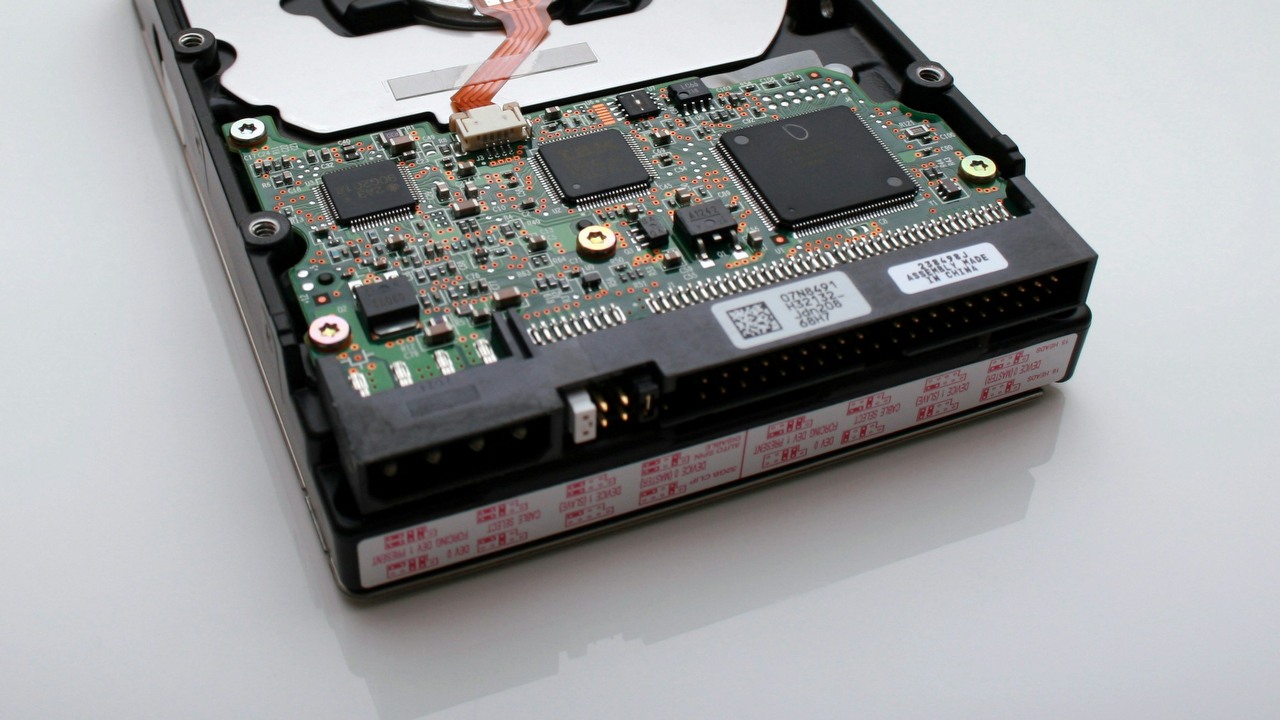 Skoro gry wymagają posiadania dysku SSD, to czy zadziałają na HDD? Odpowiedź nie jest taka prosta, źródło grafiki: Vincent Botta | Unsplash.com.