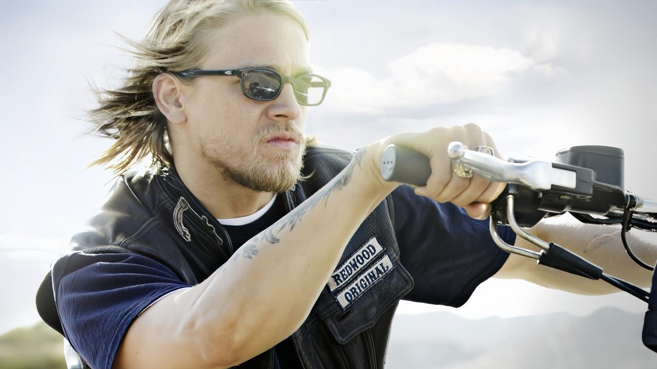 Gwiazda Synów Anarchii Charlie Hunnam staje się seryjnym mordercą w kontynuacji najbardziej udanego miniserialu Netflixa w historii, źródło grafiki: Synowie Anarchii, Kurt Sutter, FX, 2008.