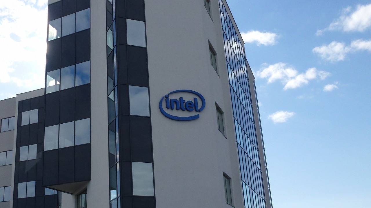 Intel próbuje ratować swoją sytuację. Budowa fabryki w Polsce opóźniona, źródło grafiki: Almondox | Wikimedia Commons.