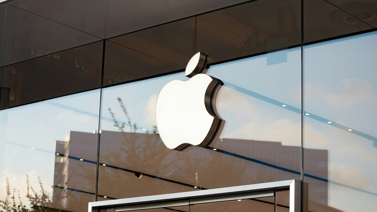 Apple zgłoszone do UOKIK za dyskryminację polskich użytkowników i łamanie dyrektywy 2005/29/WE, źródło grafiki: Unsplash | Trac Vu..