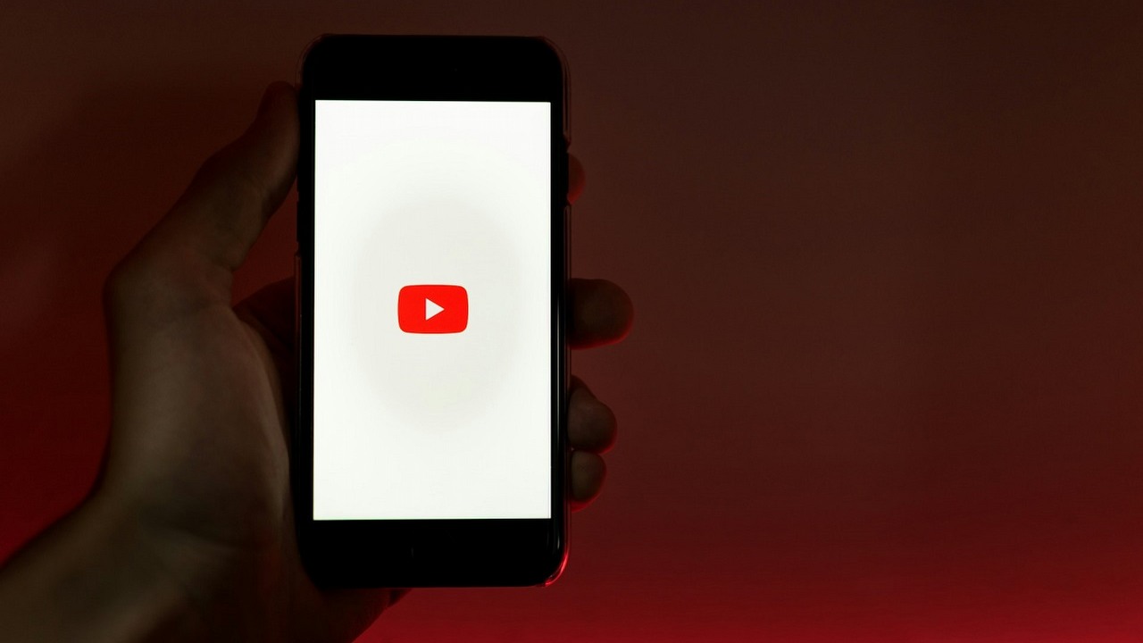 YouTube wprowadza więcej reklam. Teraz będą już dosłownie wszędzie, źródło grafiki: Unsplash | Szabo Viktor.