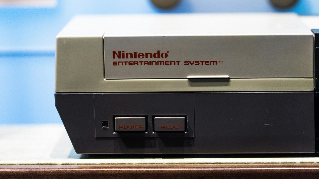 Retro wiecznie żywe. Tym zestawem przycisków będziesz mógł sprawić, że Twoja klawiatura przypomni kultowego NES-a, źródło grafiki: Unsplash | Jason Leung..