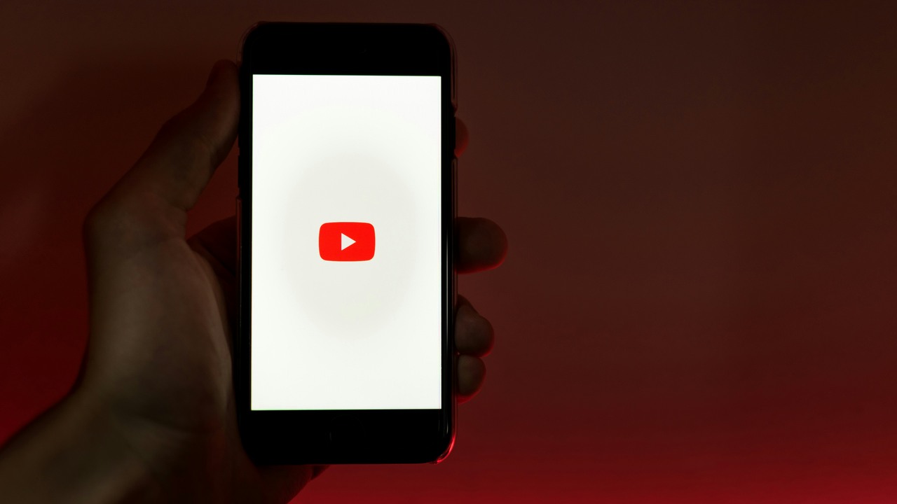 YouTube Premium znów drożeje. Polska na razie bezpieczna, źródło grafiki: Viktor Szabo | Unsplash.com.