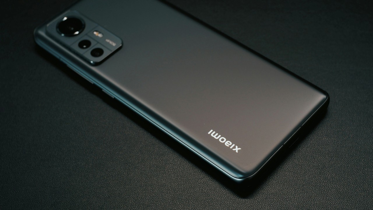 Na co komu ładowarki? Xiaomi może usunąć je z pudełka, tak jak Samsung i Apple, źródło grafiki: He Junhui, Unsplash.