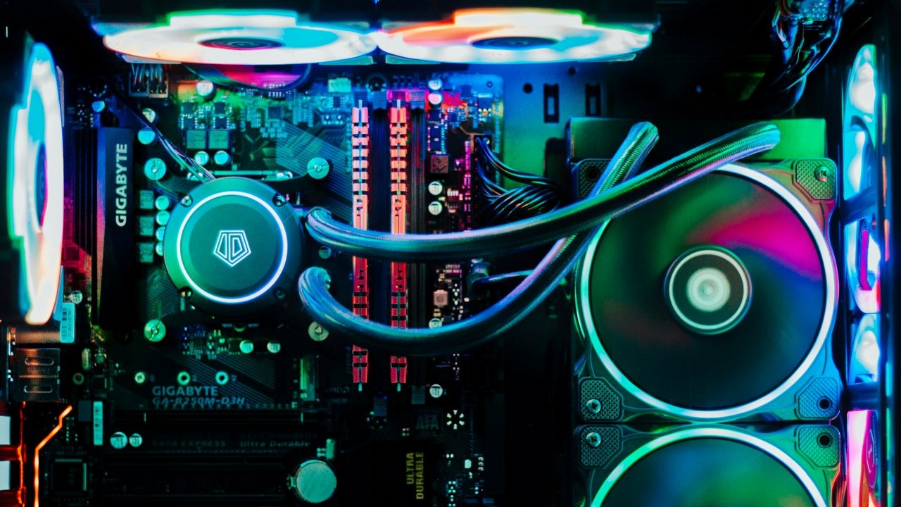 Gracz kupuje potężny komputer za ponad 21 000 złotych - głównie po to, by grać na nim w LoL-a, źródło grafiki: Tai Bui, Unsplash.