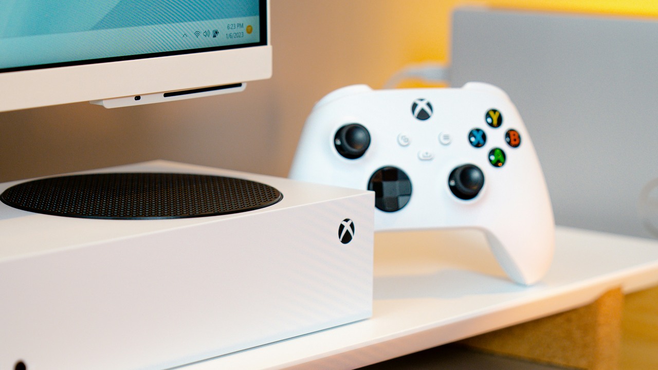 Nowa generacja Xboksa może zaoferować tradycyjną konsolę oraz handhelda, źródło grafiki: Jaime Marrero | Unsplash.