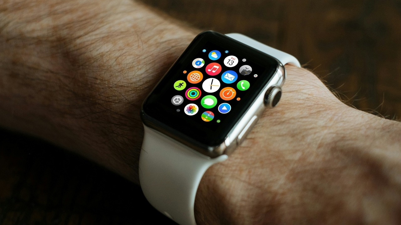 watchOS 11 wprowadza do zegarka Apple Watch nową funkcję, którą powinien mieć każdy inny smartwatch: Aktywności na żywo, źródło grafiki: Luke Chesser | Unsplash.com.