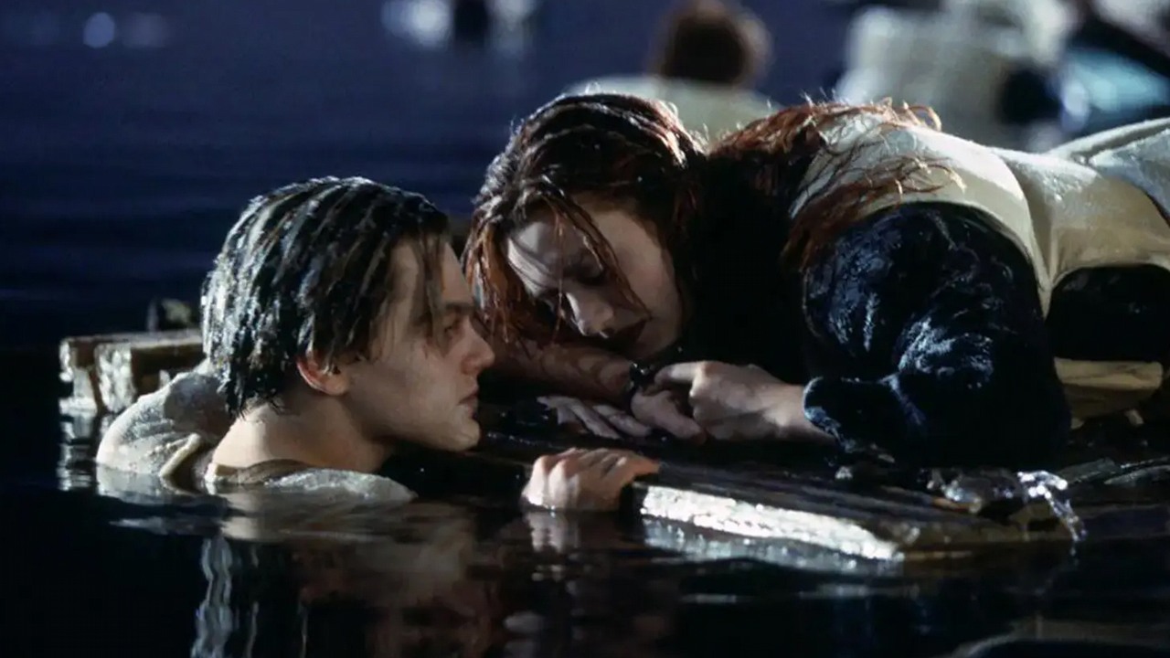 „Obawiam się, że Leo klęczał”. Kate Winslet zdradziła sekrety sceny z drzwiami z Titanica, źródło grafiki: Titanic, James Cameron, 20th Century Fox, 1997.