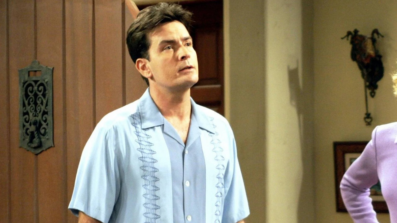 „Wydaje mi się, że osiągnęliśmy już limit”. Charlie Sheen chciał odejść z Dwóch i pół zanim nastąpił tragiczny obrót spraw, źródło grafiki: Two and a Half Men, Chuck Lorre i Lee Aronsohn, CBS, 2003.