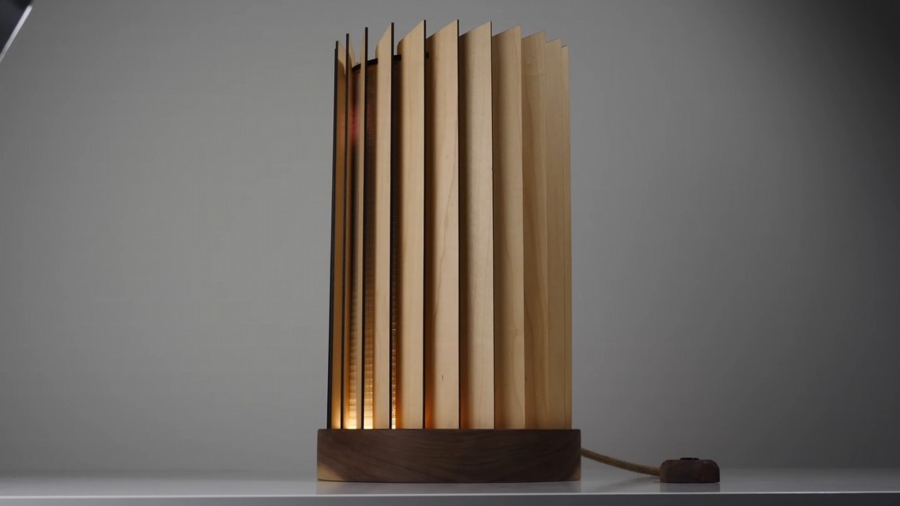 PC w kształcie lampy jest nie tylko mocny, ale i oświetla biurko, źródło grafiki: YouTube: MXC Builds; 2024.