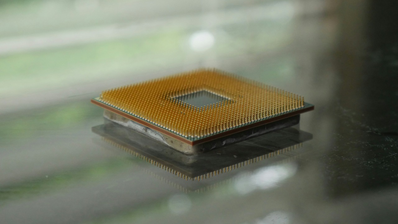 Procesory AMD Ryzen 9000X3D zobaczymy jeszcze w tym roku? Jeden z chipów może zostać pokazany już w październiku, źródło grafiki: Unplash | Devin Spell.