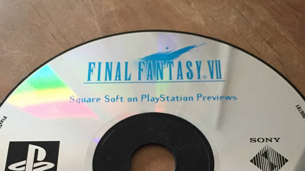 Gracz odkopuje swoje oryginalne FF7 z 2000 roku i odkrywa, że ma wersję płytową z ciekawym błędem w druku, źródło grafiki: u/BlackSapper | Reddit.
