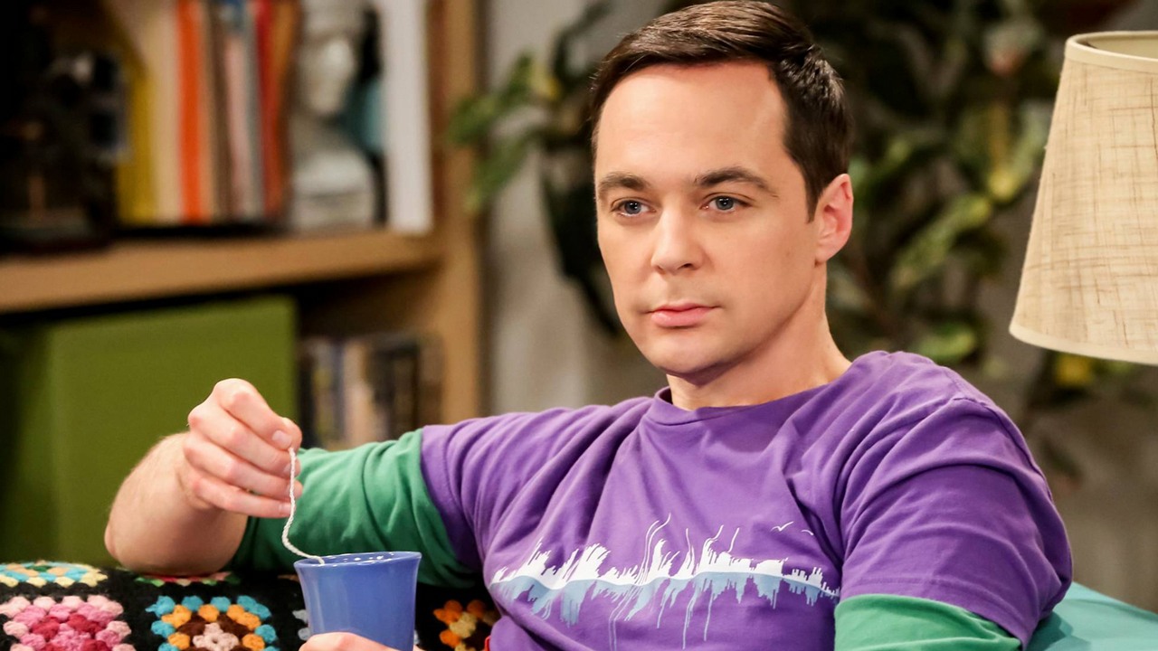 „Myślę, że ludzie są zmęczeni tym, że tak bardzo zawodzę”. Nakręcenie tej pamiętnej sceny z The Big Bang Theory było dla Jima Parsonsa niemal niemożliwe, źródło grafiki: The Big Bang Theory, Chuck Lorre, Bill Prady, Chuck Lorre Productions, 2007.
