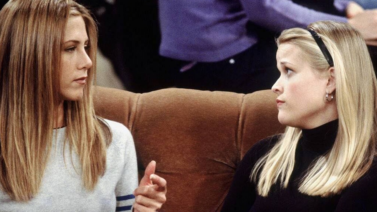„Tak naprawdę bardziej podoba im się, gdy nawalasz”. Reese Witherspoon na zawsze zapamięta radę, którą otrzymała od Jennifer Aniston na planie Przyjaciół, źródło grafiki: Friends, David Crane and Marta Kauffman, NBC, 1994.