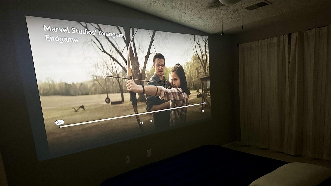 Fan kina kupuje pierwszy projektor i pyta, czy ekran poprawia jakość obrazu? Eksperci podkreślają, że najważniejsze są czarne pasy, źródło grafiki: u/After_Ad6819 | Reddit.