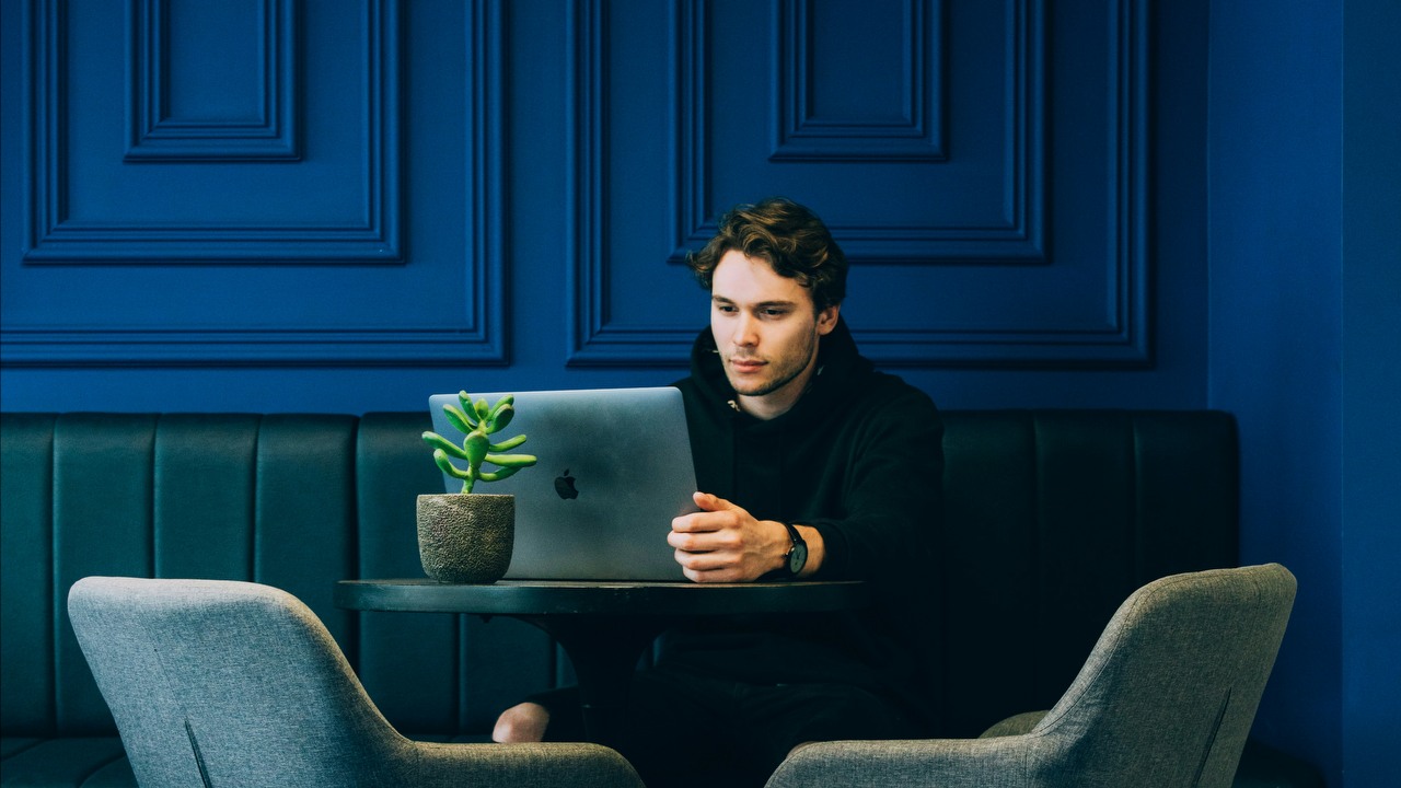 Osoba aplikuje do firmy, ale rekruter ma bezczelną prośbę na pierwszą rozmowę kwalifikacyjną, źródło grafiki: Stefan Stefancik | Unsplash.