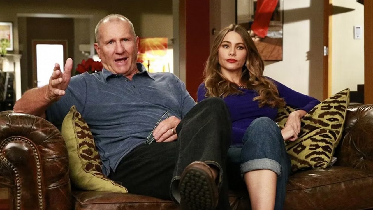 „Utknę ze starym facetem”. Sofia Vergara była przekonana, że jej doświadczenie na planie Współczesnej rodziny będzie „nudne”, źródło grafiki: Modern Family, Christopher Lloyd i Steven Levitan, ABC, 2009.