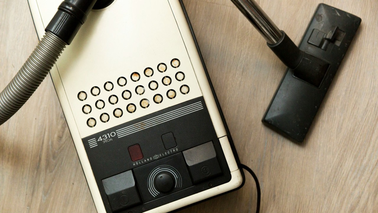 Dlaczego lepiej nie używać odkurzacza do sprzątania komputera? Społeczność wyjaśnia, źródło grafiki: Lukas ter Poorten, Unsplash.