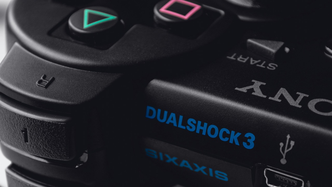 Jaka jest maksymalna liczba kontrolerów, które można sparować z PS3? Jeśli myślisz, że 4 to możesz być zaskoczony, źródło grafiki: Unsplash | TECHRPT.