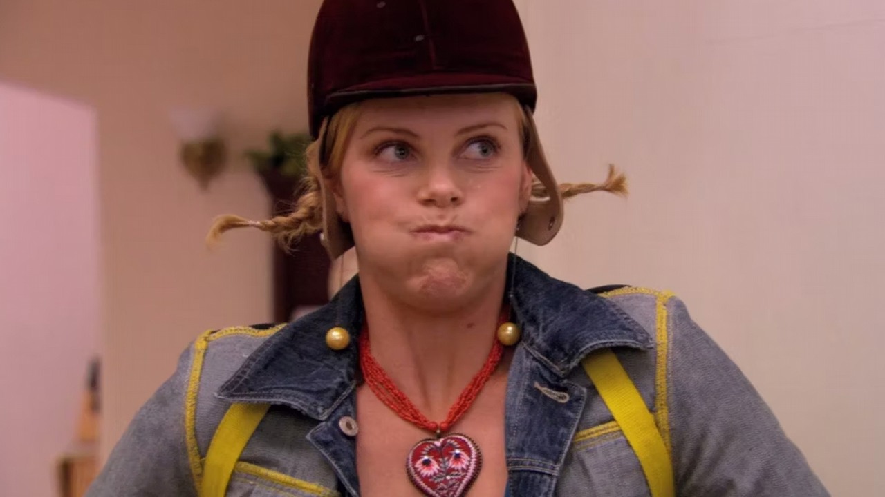 „Uważali mnie za kogoś przygnębiającego”. Charlize Theron wystąpiła w Arrested Development z powodu wielkiej filmowej klapy, źródło grafiki: Arrested Development, Mitchell Hurwitz, Fox, 2003.