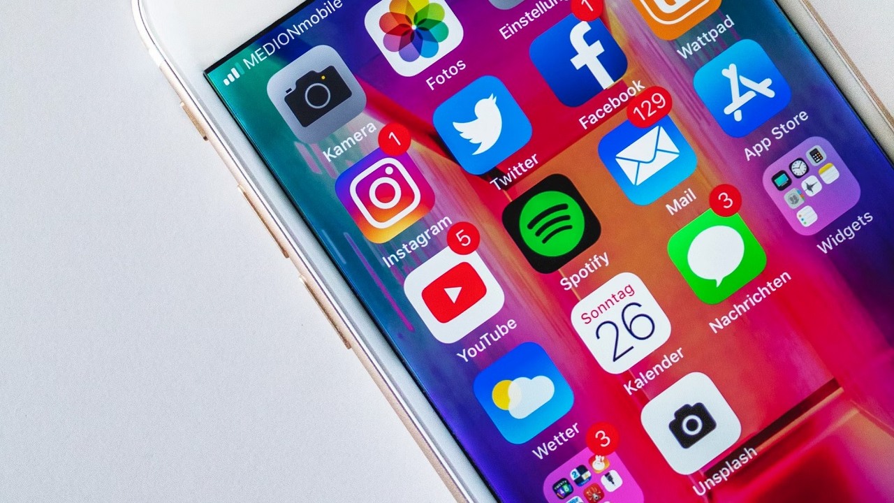 iOS 18 mail problem - podajemy potencjalne rozwiązania problemu z pocztą, źródło grafiki: Sara Kurfess / Unsplash.