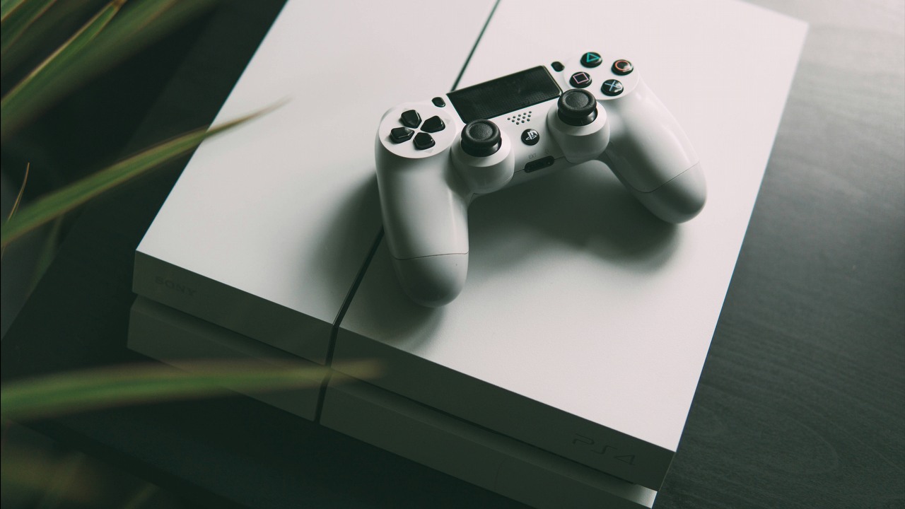 PlayStation 4 w 2024 roku. Czy starsza konsola ma jeszcze sens?, źródło grafiki: Unplash | Nikita Kachanovsky.