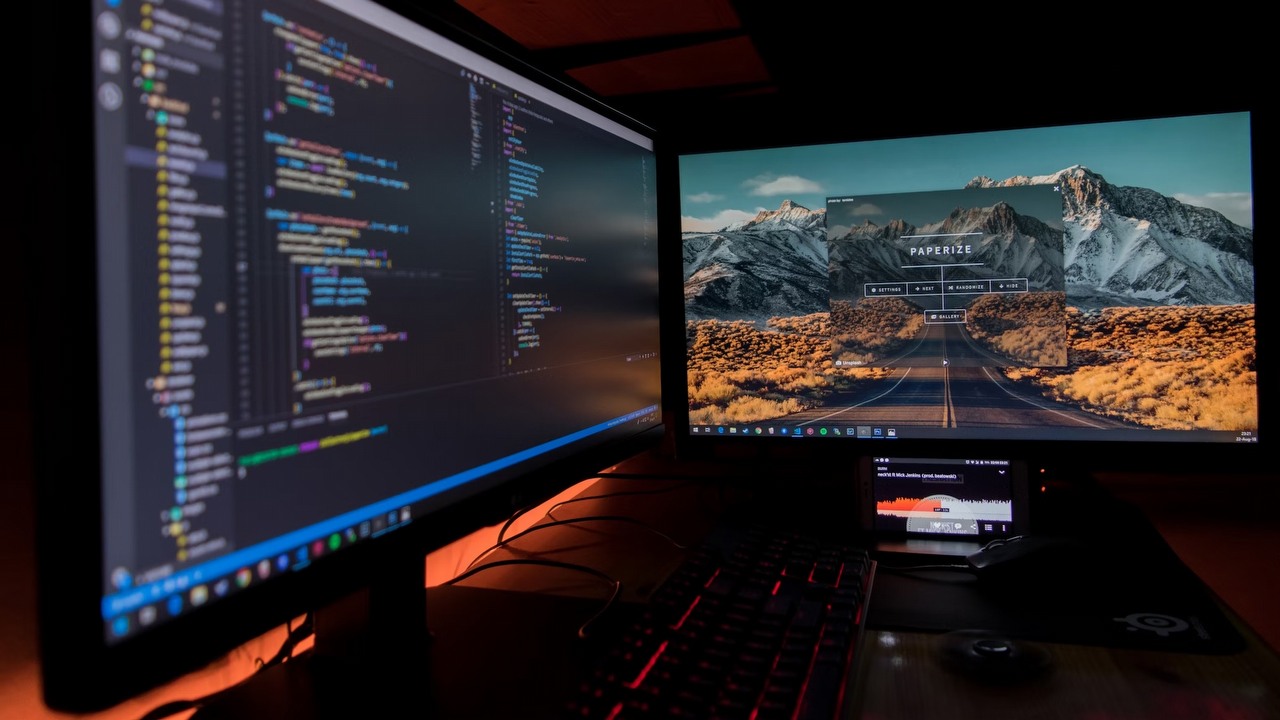Jak podłączyć dwa monitory do laptopa? Opisujemy najważniejsze możliwości, źródło grafiki: Fotis Fotopoulos | Unsplash.