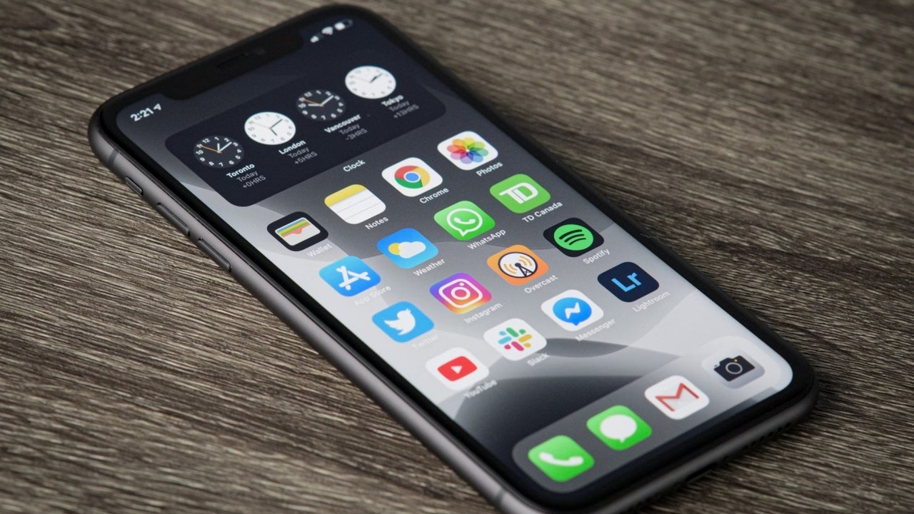 Wysyłali podrobione iPhone'y do Apple i wyłudzali wymianę na prawdziwe; teraz pójdą do więzienia i muszą za to zapłacić, źródło grafiki: Thom Bradley; Unsplash.com; 2020.