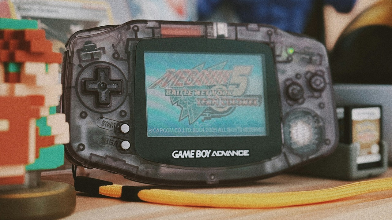 Fanka gier znalazła podejrzaną stertę odpadów elektronicznych podczas spaceru, a w niej niespodziankę: działający Game Boy Advance, źródło grafiki: Unsplash | Dennis Cortés.