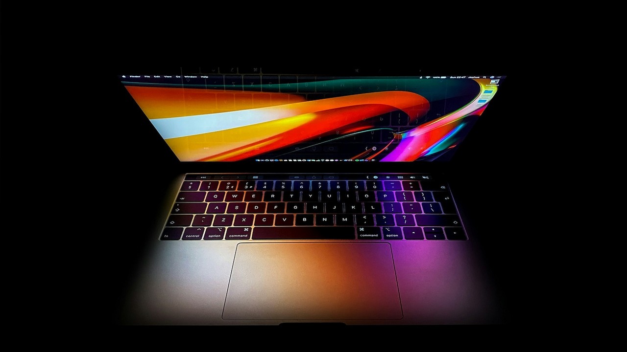 Nowy MacBook z procesorem M4 przetestowany; zaoferuje niemal 30% wzrost wydajności względem poprzednika, źródło grafiki: Unsplash | Joshua Ng.