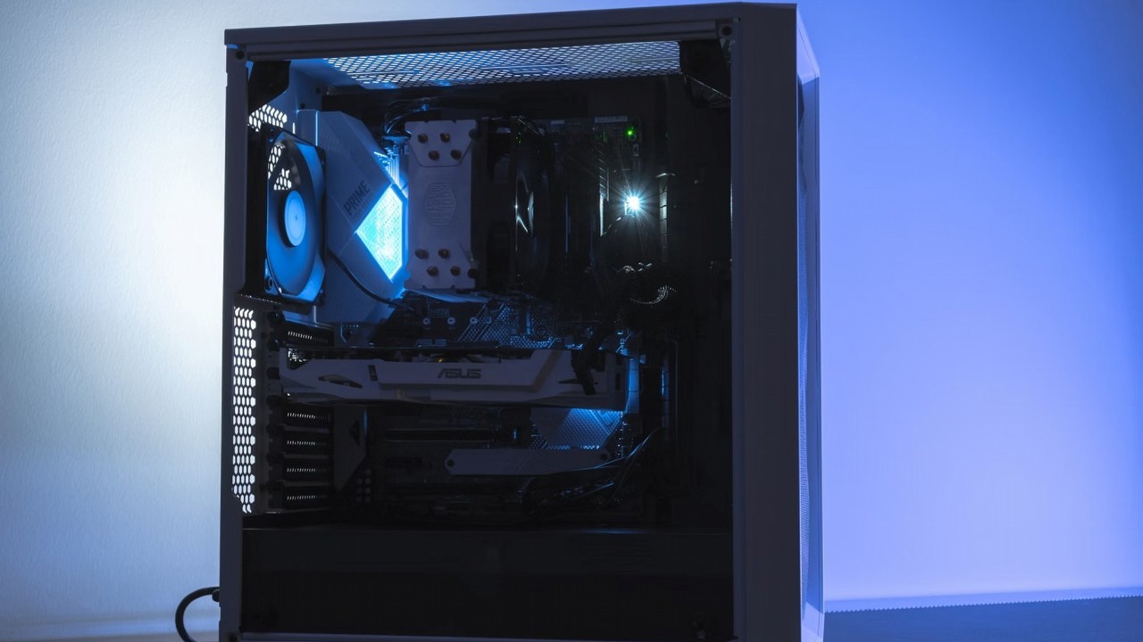 Jak często warto wymieniać podzespoły w PC? Gracze twierdzą, że średnio co 4-5 lat, źródło grafiki: Anthony Roberts; Unsplash.com; 2022.