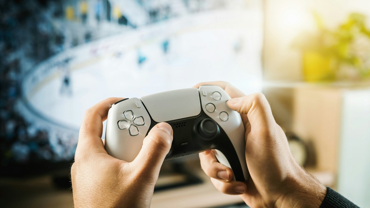 To nie musi to być nawet PS5 Pro - w kodzie każdego PS5 ukryty jest sekretny boost FPS, ale nikt nie może z niego korzystać, źródło grafiki: Jshoots Com | Unsplash.