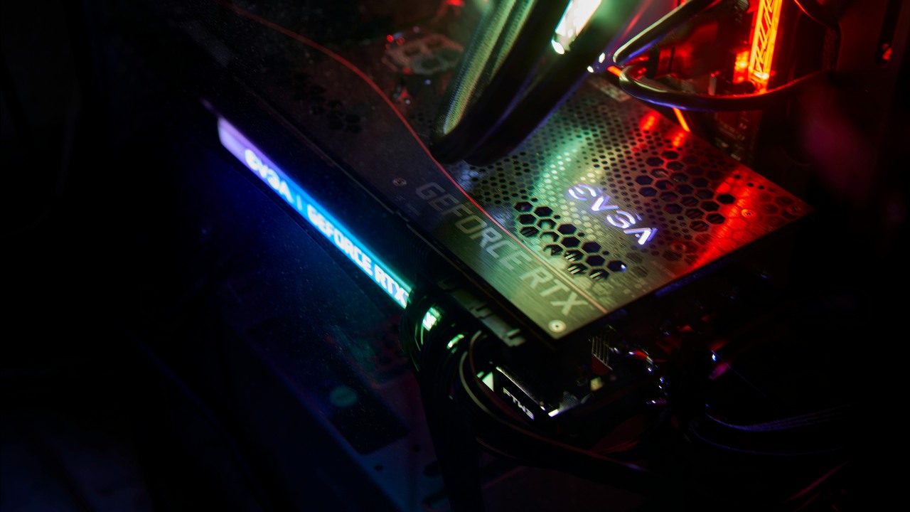 Internauta postanowił wykorzystać Nokia 3310 jako podpórkę do karty graficznej, źródło grafiki: Jose G Ortega Castro | Unsplash.