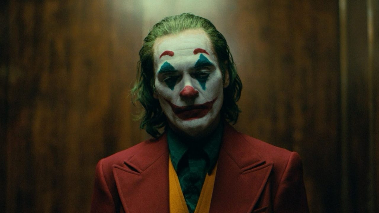 Joker Todda Phillipsa oryginalnie miał inne zakończenie, ale zaprotestował przeciwko niemu Christopher Nolan. Pomysł i tak wykorzystano w „dwójce”, źródło grafiki: Joker, Todd Phillips, Warner Bros., 2019.