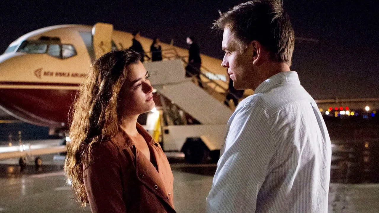 „Chroniłeś mnie”. Cote de Pablo była w stanie przetrwać scenę miłosną w NCIS tylko dzięki Michaelowi Weatherly'emu i podziękowała mu 19 lat później, źródło grafiki: NCIS, Donald P. Bellisario i Don McGill, CBS, 2003.