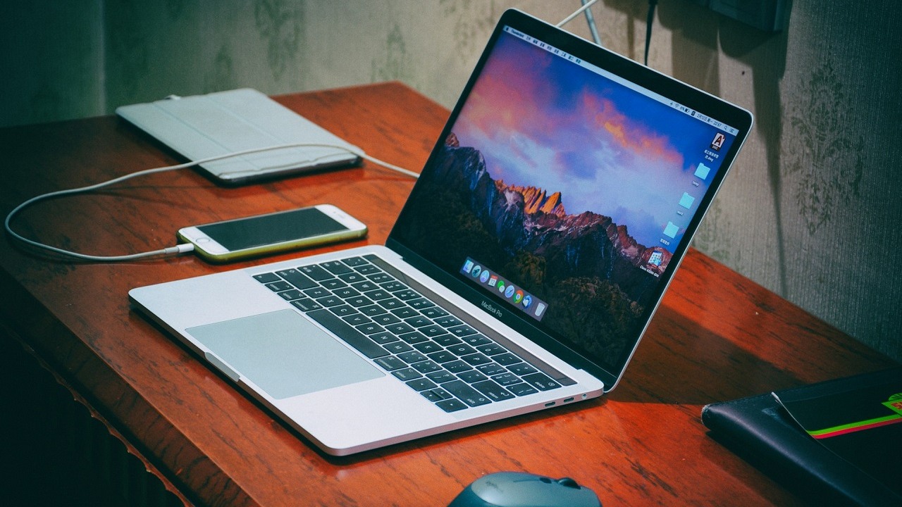 Apple boryka się z ogromnym wyciekiem. MacBook Pro z M4 jeszcze przed premierą mógł trafić do ludzi, źródło grafiki: Unsplash | Bruce Hong.