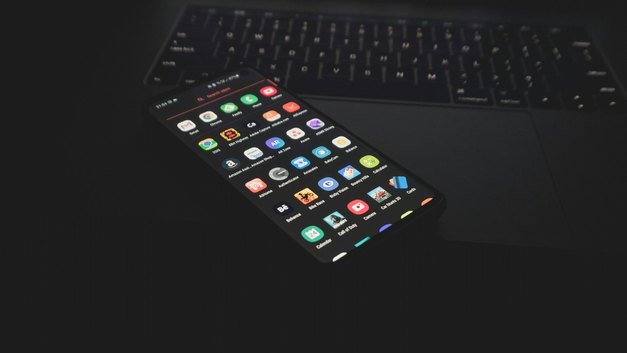 Qualcomm ujawnia lukę w zabezpieczeniach Androida. Procesory Snapdragon zagrożone, źródło grafiki: Azamat E | Unsplash.